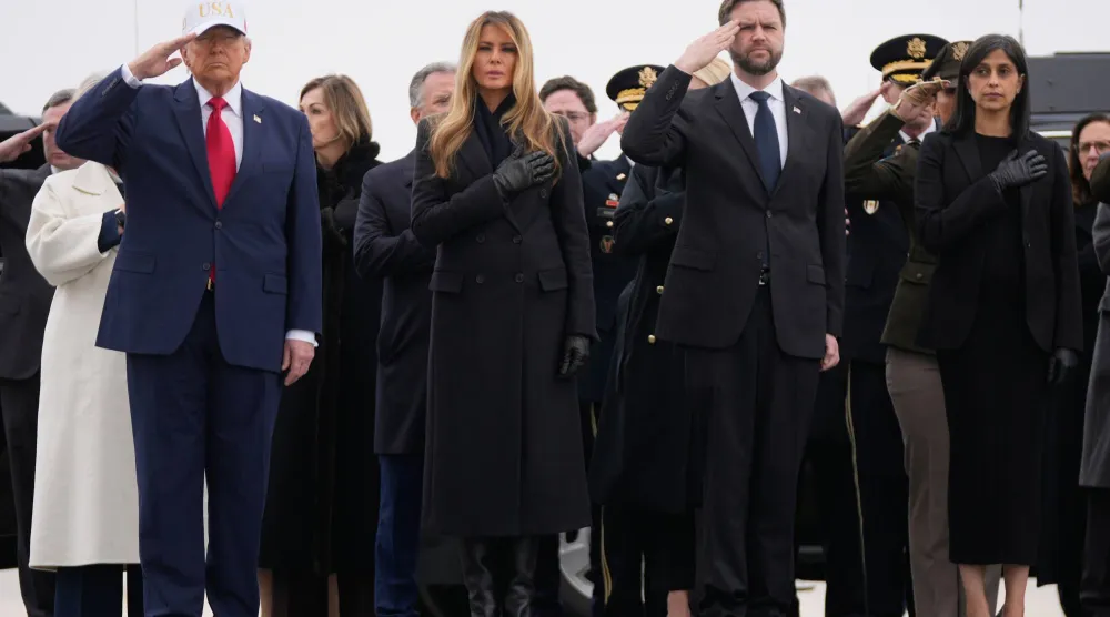 من اليسار الرئيس الأميركي دونالد ترمب والسيدة الأولى ميلانيا ونائب الرئيس جيه دي فانس وزوجته أوشا يحضرون مراسم إعادة جثامين الجنود الذين قُتلوا في غارة جوية بطائرة مسيّرة على مركز قيادة في الكويت... 7 مارس 2026 (أ.ب)
