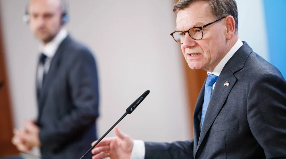 وزير الخارجية الألماني يوهان فادفول متحدثا في مؤتمر صحافي مشترك مع نظيره الفرنسي في برلين، يوم 18 مارس (إ.ب.أ)