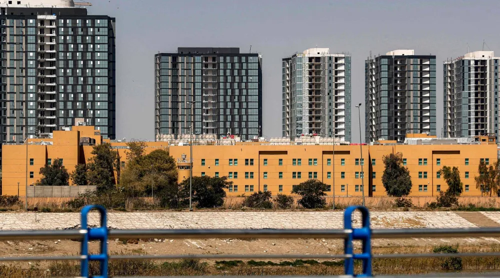 لقطة عبر نهر دجلة لجانب من السفارة الأميركية في بغداد (أ.ف.ب)