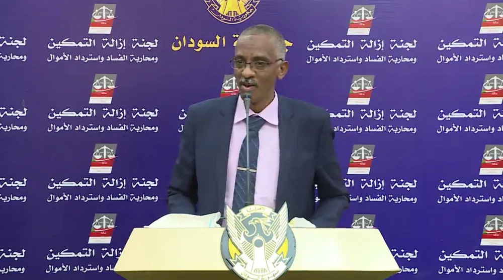 مقرر «لجنة تفكيك نظام الثلاثين من يونيو» وجدي صالح في أثناء أحد المؤتمرات الصحافية للجنة (أرشيف)