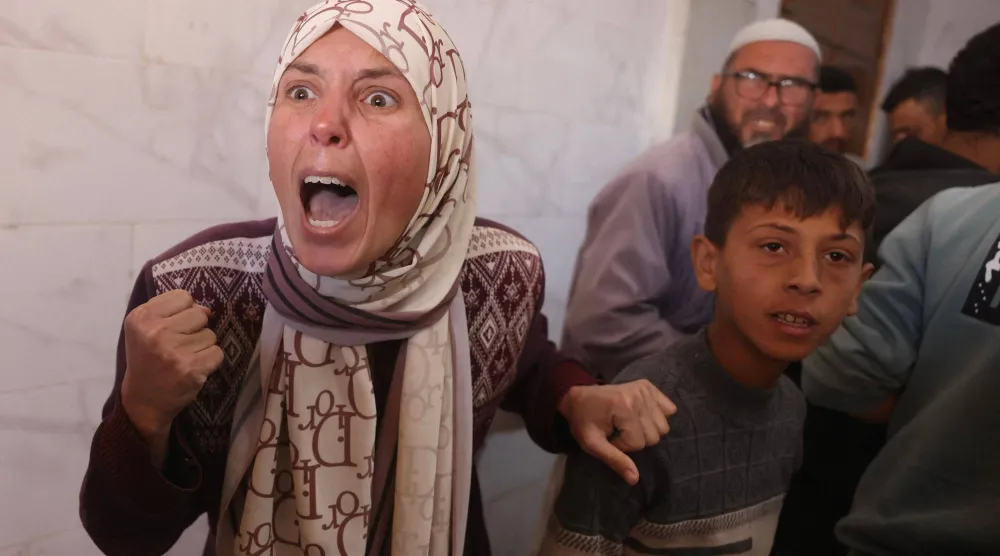 فلسطينية تصرخ خلال جنازة ضحايا غارة إسرائيلية في مستشفى ناصر بخان يونس جنوب غزة يوم الثلاثاء (أ.ف.ب)