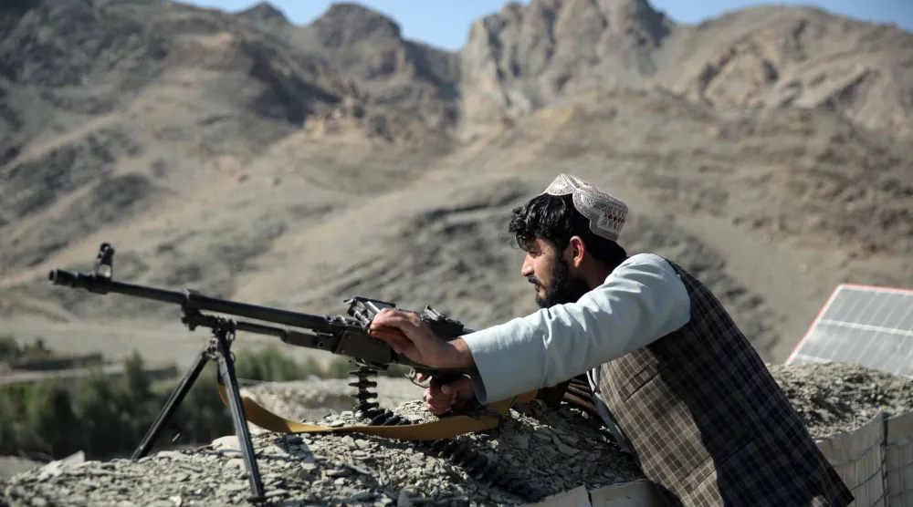 مسؤول أمني من حركة «طالبان» يحرس عند نقطة تفتيش قرب معبر تورخم الحدودي مع باكستان الأحد (إ.ب.أ)