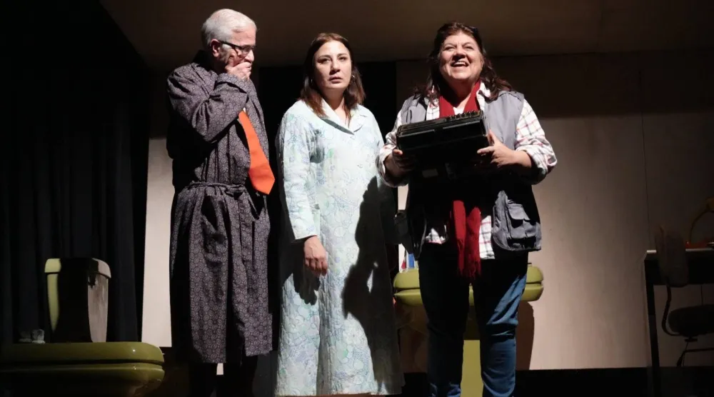 العمة والأب والأم في مشهد من المسرحية (مسرح مونو)