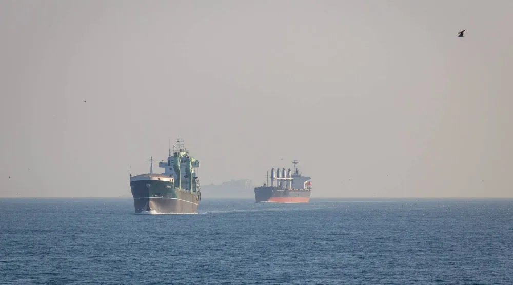ناقلات نفط وسفن شحن تعبر مضيق البوسفور بإسطنبول في ظل تصاعد التوترات في مضيق هرمز (د.ب.أ)