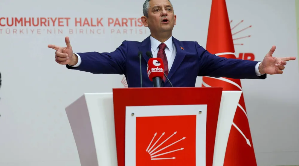 زعيم المعارضة التركية رئيس حزب «الشعب الجمهوري» أوزغور أوزيل خلال مؤتمر صحافي الثلاثاء كشف فيه عن ممتلكات قال إنها تعود إلى وزير العدل أكين غورليك (حساب الحزب في إكس)