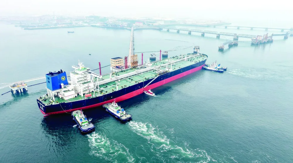 ناقلة نفط تُوجَّه إلى الرصيف في ميناء تشينغداو بمقاطعة شاندونغ شرق الصين (أ.ف.ب) 