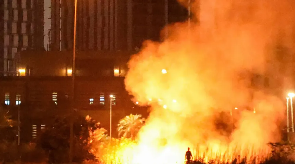 17 Mart 2026’da Bağdat’taki korunaklı Yeşil Bölge’de bulunan ABD Büyükelçiliği çevresi dışında yangın çıktı