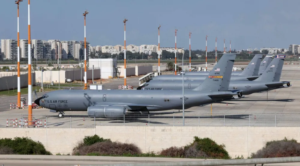 طائرات عسكرية تابعة لسلاح الجو الأميركي متوقفة على مدرج مطار «بن غوريون» بالقرب من تل أبيب (أرشيفية - أ.ف.ب)