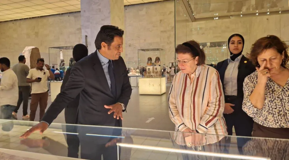 إقبال سياح على زيارة الآثار المصرية أواخر العام الماضي (وزارة السياحة المصرية)