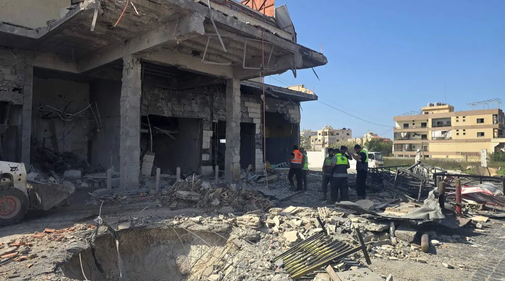 جانب من الدمار جراء غارة إسرائيلية على محطة للوقود في جنوب لبنان (أ.ف.ب)