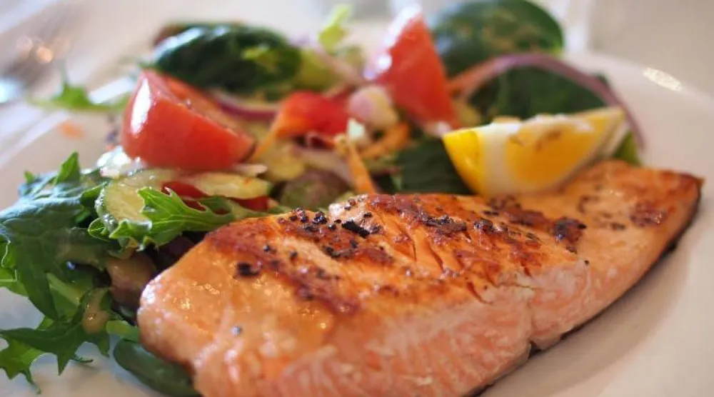 توفّر الأسماك الدهنية مثل السلمون مزيجاً قوياً من فيتامين «د» وأحماض «أوميغا 3» الدهنية (بكساباي)