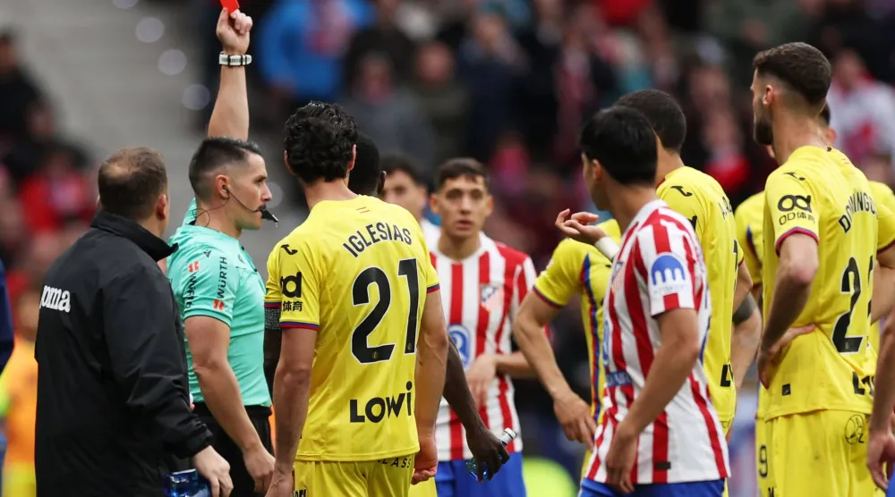 الحكم ميغيل أنخيل أورتيز أرياس يشهر البطاقة الحمراء في وجه لاعب خيتافي عبد الكبير أبقار بعد مراجعة تقنية حكم الفيديو المساعد (رويترز)