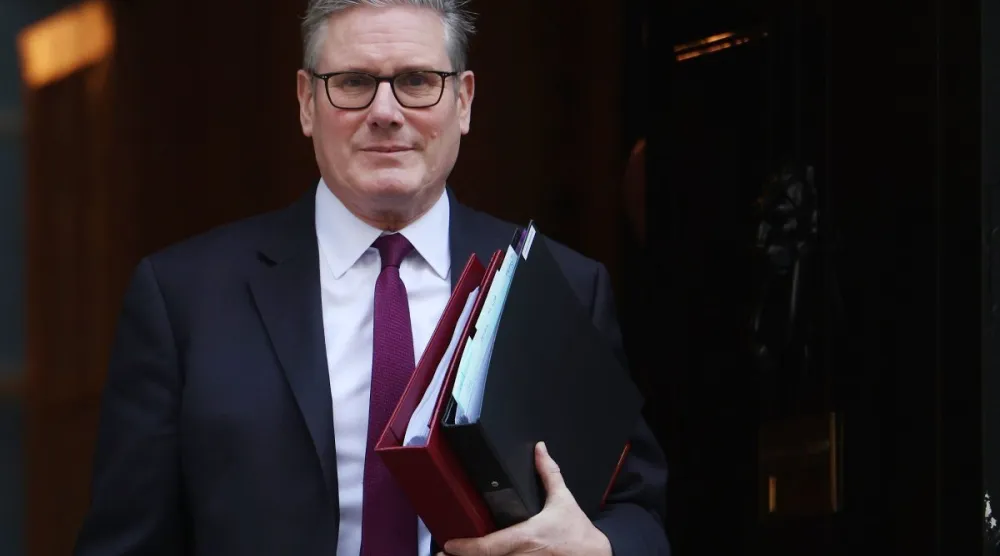 رئيس الوزراء البريطاني كير ستارمر يغادر مقر رئاسة الوزراء في 10 داونينغ ستريت بلندن 18 مارس 2026 (إ.ب.أ)