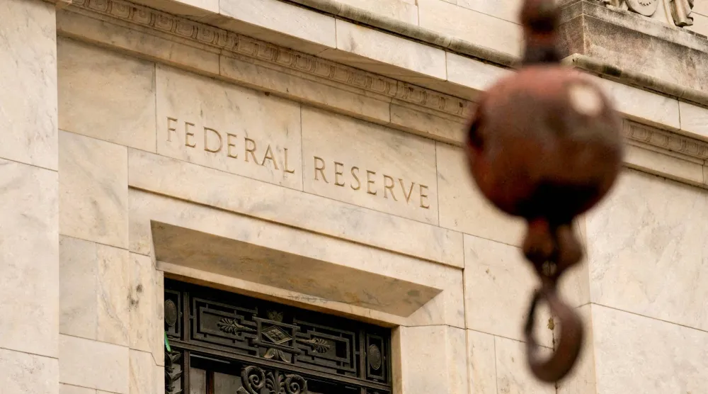 منظر لواجهة مبنى مجلس الاحتياطي الفيدرالي في واشنطن (رويترز)
