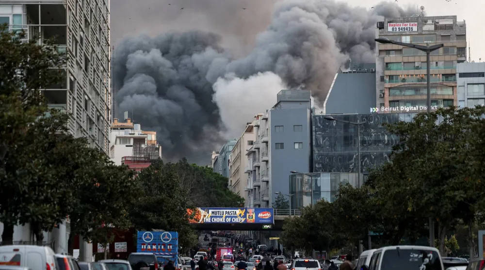 تصاعد الدخان بعد غارة إسرائيلية في منطقة الباشورة بوسط بيروت (رويترز)