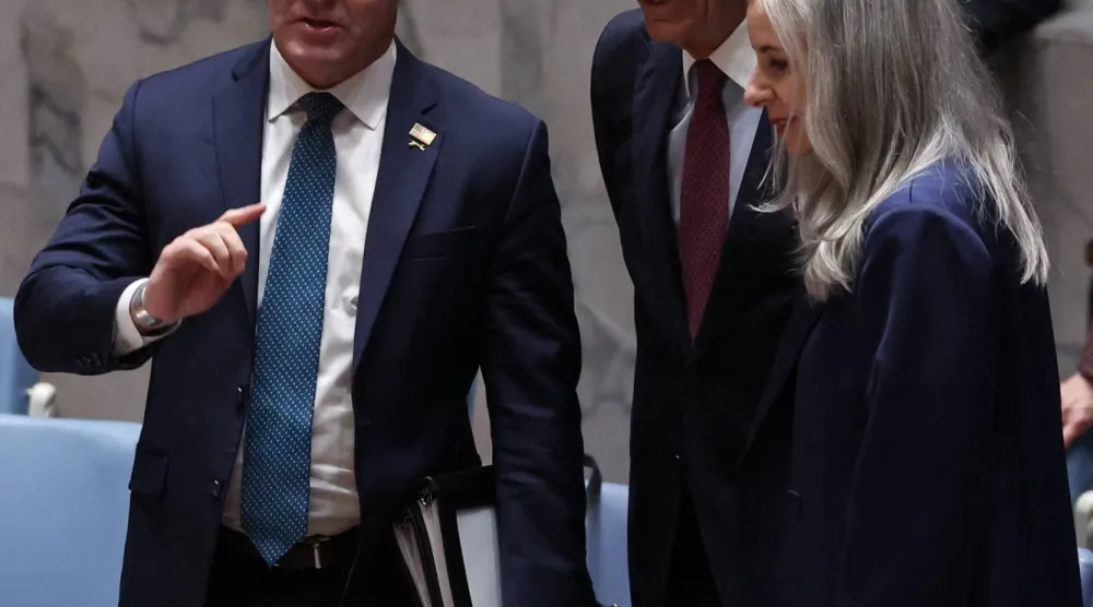 حديث بين سفير الولايات المتحدة لدى الأمم المتحدة مايك والتز مع المبعوث الأميركي الخاص إلى سوريا توم براك قبل اجتماع مجلس الأمن بشأن الوضع في الشرق الأوسط الأربعاء (رويترز)