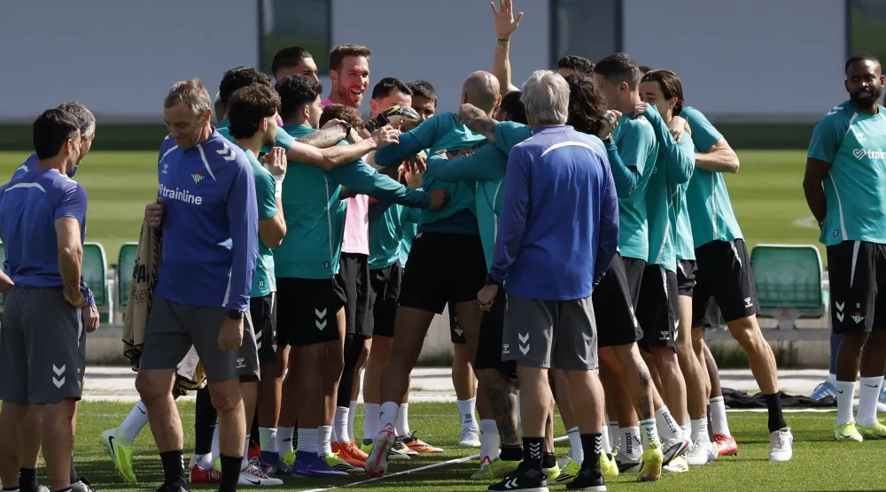 خلال الحصة التدريبية لريال بيتيس استعداداً لمواجهة باناثيناكوس في إياب دور الـ16 من الدوري الأوروبي (إ.ب.أ) 