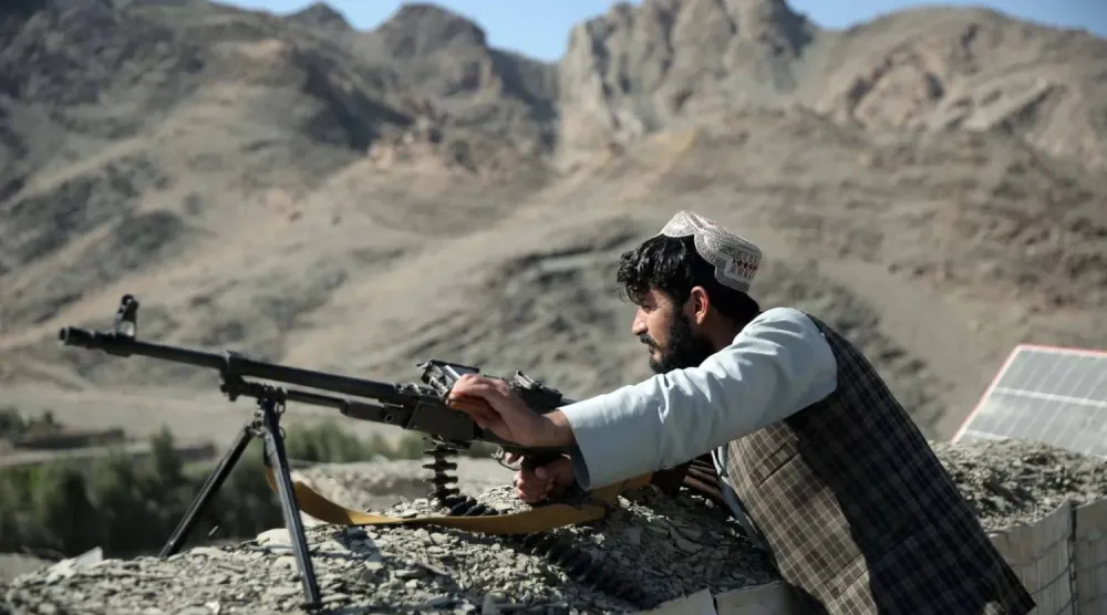 مسؤول أمني من حركة «طالبان» يحرس عند نقطة تفتيش قرب معبر تورخم الحدودي مع باكستان الأحد (إ.ب.أ)