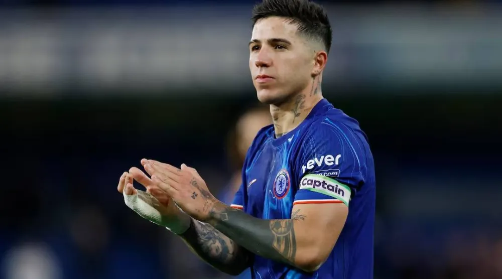 الأرجنتيني إنزو فرنانديز (رويترز)