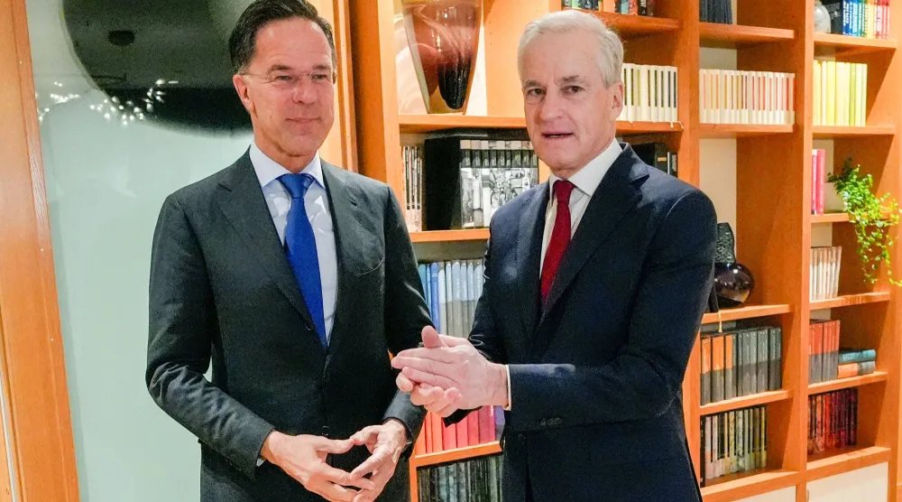 رئيس الوزراء النرويجي جوناس غار ستور (يمين) يلتقي مع الأمين العام لحلف «الناتو» مارك روته خلال اجتماع في مقر إقامة رئيس الوزراء في أوسلو يوم 18 مارس 2026 (أ.ف.ب)