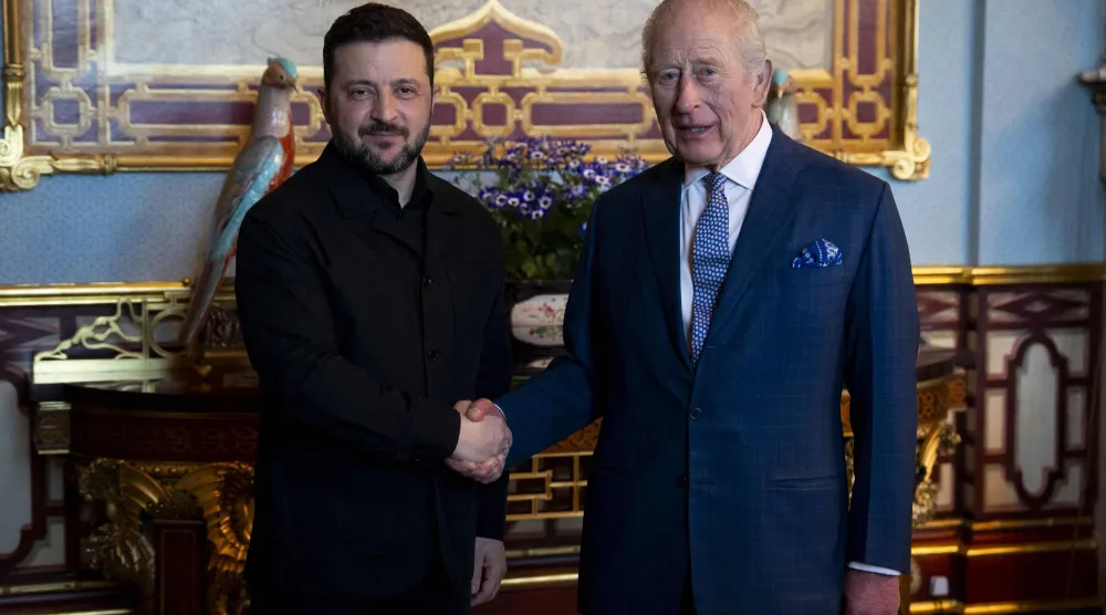 ملك بريطانيا تشارلز الثالث يصافح الرئيس الأوكراني فولوديمير زيلينسكي خلال لقاء خاص في لندن يوم 17 مارس 2026 (أ.ف.ب)