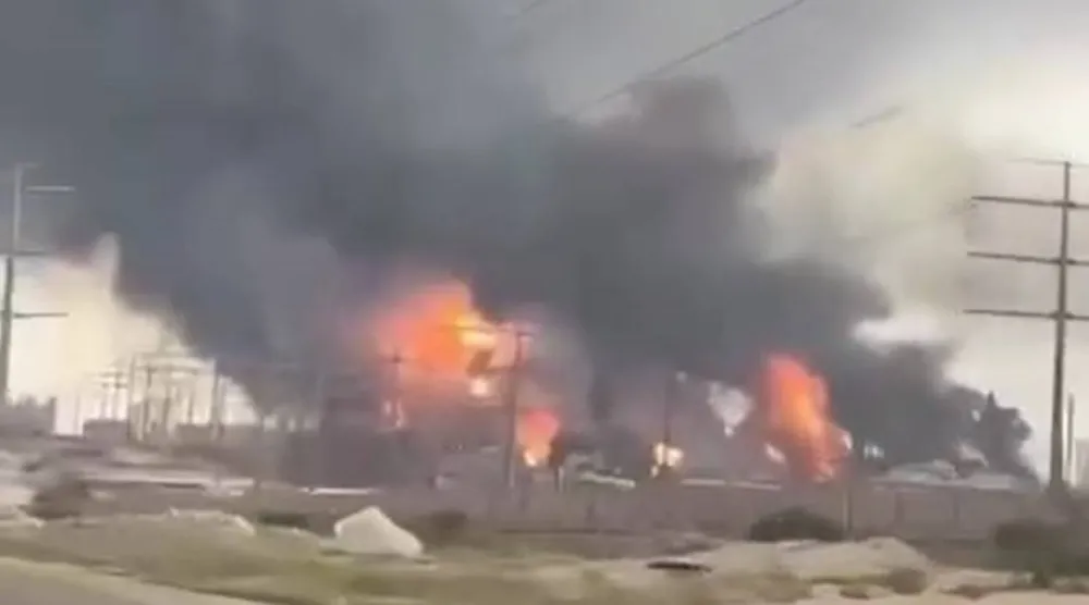 صورة من فيديو انتشر على شبكات التواصل من غارة جوية على جزء من منشأة ميناء عسلوية جنوب إيران 