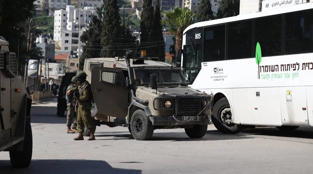 جنود في الجيش الإسرائيلي يتمركزون بينما يتحصن مستوطنون إسرائيليون في قبر يوسف في نابلس... 17 مارس 2026 (إ.ب.أ)