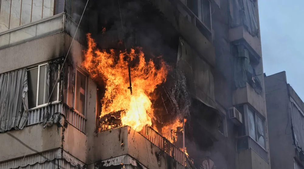 يتصاعد الدخان واللهب من مبنى سكني عقب غارة جوية إسرائيلية في وسط بيروت (أ.ب)