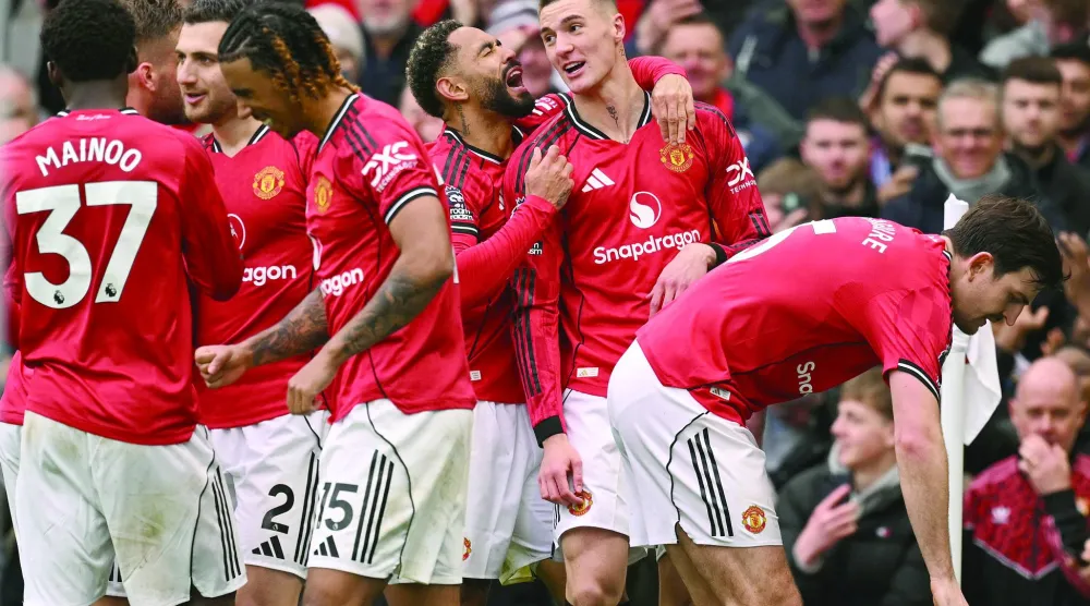 عزز مانشستر يونايتد حظوظه في الوجود ضمن المراكز الأربعة الأولى عقب فوزه الثمين على أستون فيلا (أ.ف.ب)