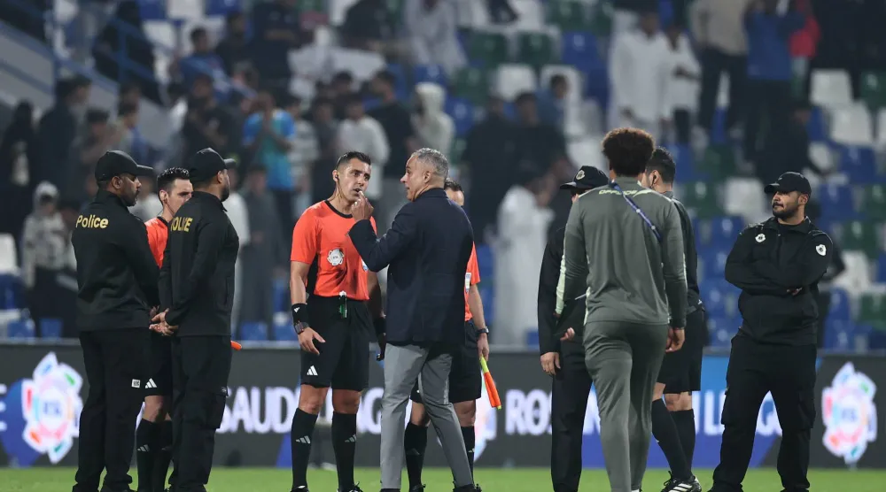 غوميز أظهر احتجاجا علنيا على حكم مباراتهم الأخيرة أمام الهلال (تصوير: سعد العنزي)