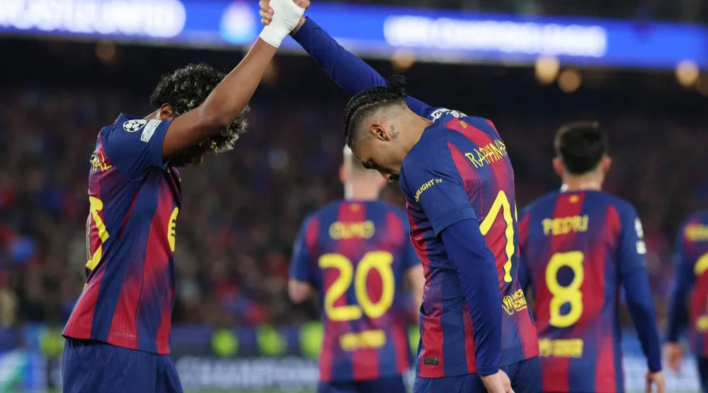 جمال يحتفل مع رافينيا بعد هدفه الثاني في نيوكاسل (أ.ف.ب)