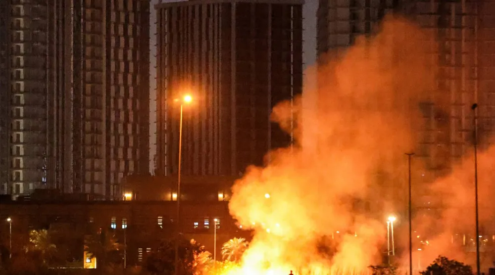 حريق يتصاعد خارج مقر السفارة الأميركية في المنطقة الخضراء المحصنة ببغداد (أ.ف.ب) 