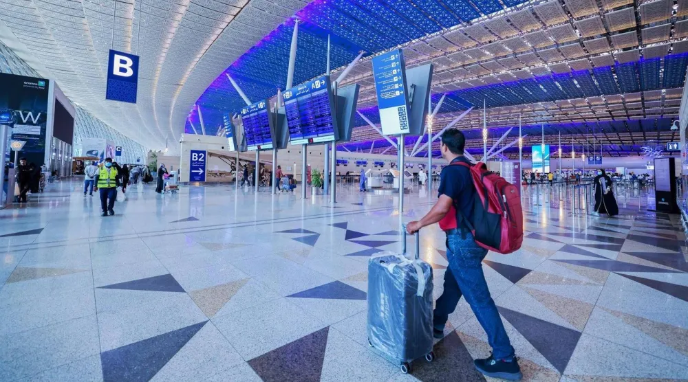 واصلت مطارات السعودية استقبال رحلات ناقلات دول الجوار بانتظام وبجاهزية تشغيلية عالية (واس) 