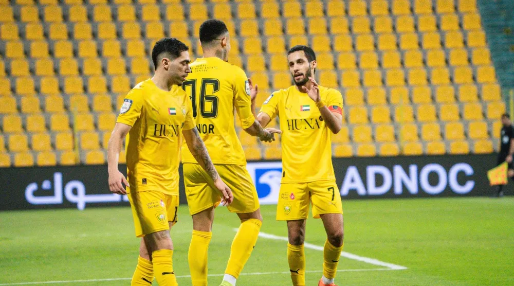 فرحة لاعبي الوصل بالفوز (رابطة الدوري الإماراتي)