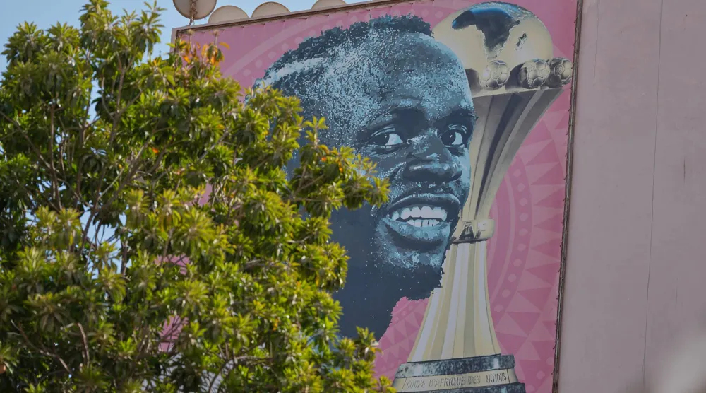 جدارية تحمل صورة القائد السنغالي ماني مع كأس أفريقيا (أ.ب)