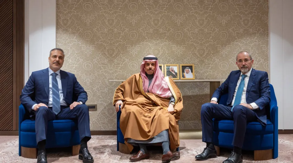 الأمير فيصل بن فرحان يتوسط الوزيرين أيمن الصفدي وهاكان فيدان (الخارجية السعودية)