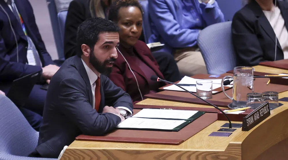  سفير سوريا لدى الأمم المتحدة إبراهيم عُلبي متحدثاً خلال جلسة لمجلس الأمن الدولي في نيويورك اليوم (إ.ب.أ)