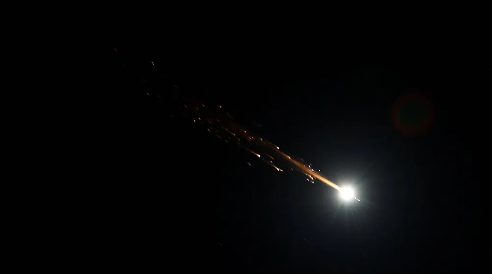 صواريخ إيرانية تتجه نحو إسرائيل كما تظهر من الخليل بالضفة الغربية المحتلة اليوم (رويترز)