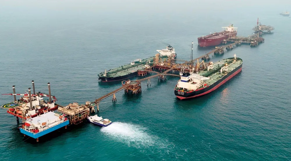 ناقلات نفط تُحمّل النفط الخام في محطة البصرة النفطية بالمياه الإقليمية العراقية قبالة سواحل البصرة (أرشيفية - رويترز)