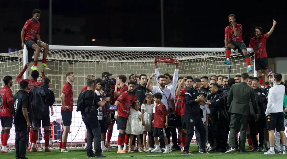 فرحة تاريخية عاشها لاعبو الخلود بعد نهاية المباراة (تصوير: نايف العتيبي)