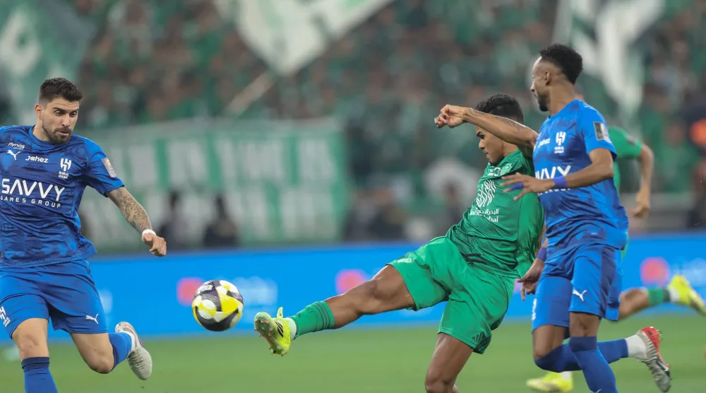 جالينو لاعب الأهلي يحاول التسديد على مرمى الهلال (تصوير: عدنان مهدلي)