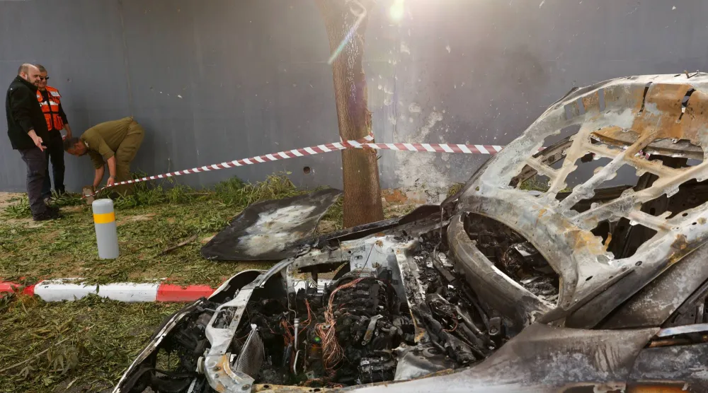 سيارة متفحمة وسط إسرائيل جراء صاروخ أُطلق من إيران (رويترز)