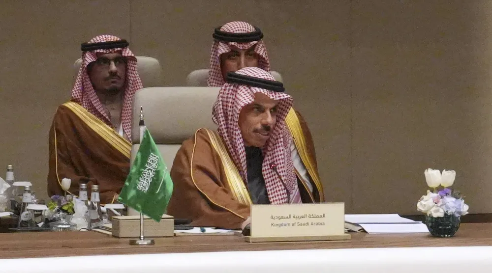 وزير الخارجية السعودي الأمير فيصل بن فرحان خلال مشاركته في الاجتماع الوزاري التشاوري (أ.ب)