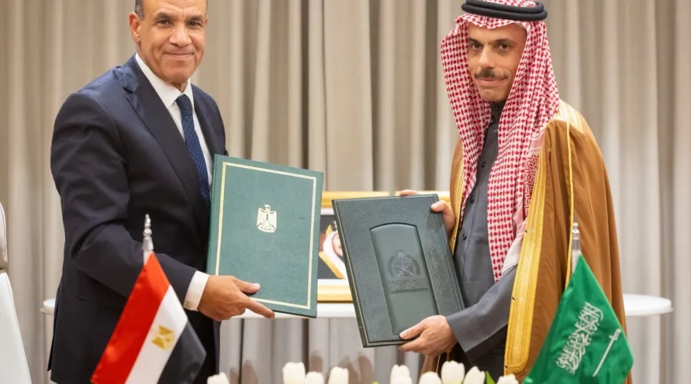وزير الخارجية السعودي الأمير فيصل بن فرحان ونظيره المصري الدكتور بدر عبد العاطي عقب توقيع الاتفاقية (واس)