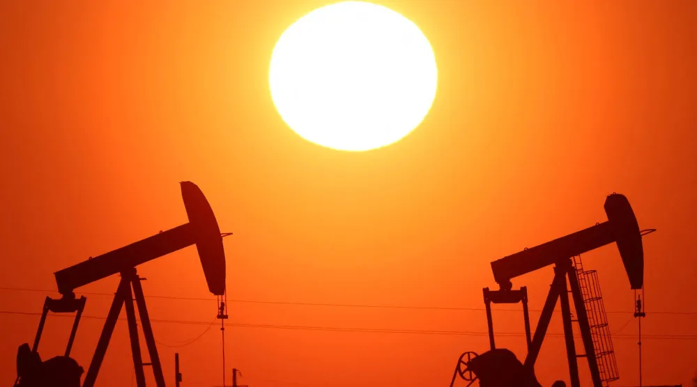 الشمس تغرب خلف مضخات النفط خارج فودوي-أون-بري، بالقرب من باريس (رويترز)