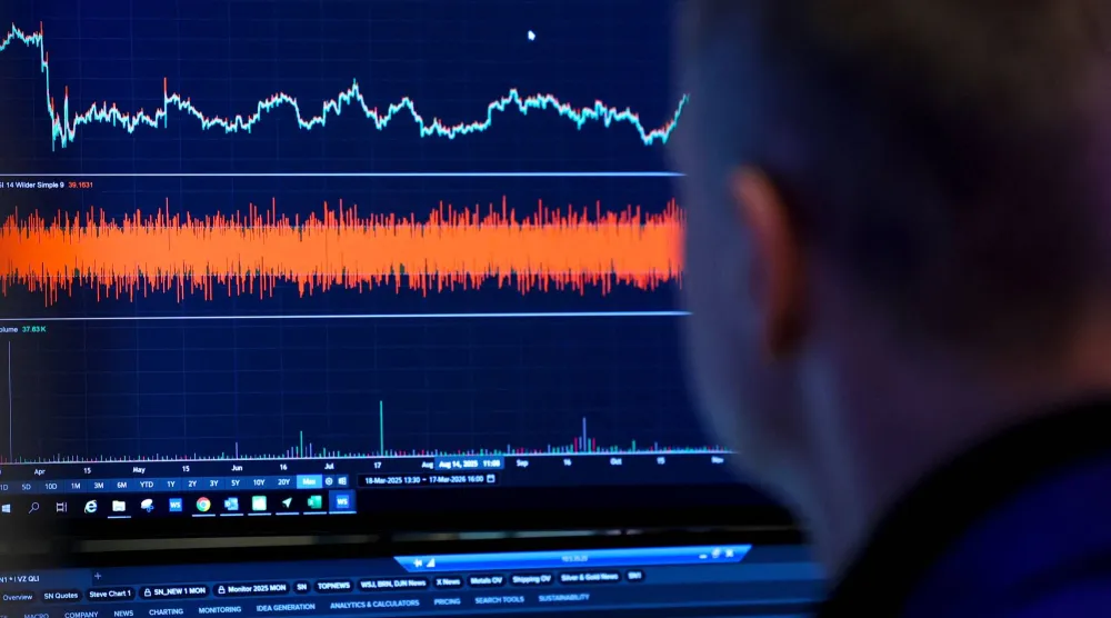 متداول يعمل في قاعة التداول ببورصة نيويورك للأوراق المالية (أ.ف.ب)