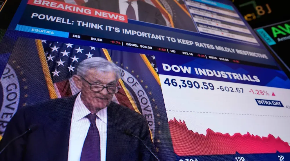 شاشات تلفزيونية تعرض مؤتمراً صحافياً لرئيس «الاحتياطي الفيدرالي» جيروم باول في بورصة نيويورك (أ.ب)