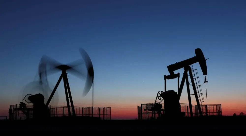 Fransa’nın Paris yakınlarındaki Vaudoy-en-Brie kasabasında gün batımında çalışan petrol pompaları (Reuters)