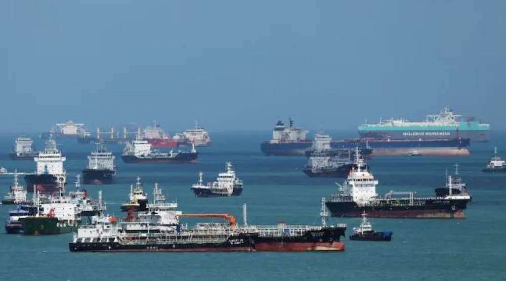ناقلات نفط في مضيق سنغافورة في 17 مارس 2026 (رويترز)