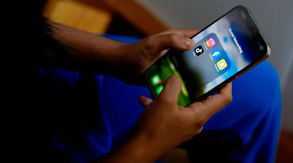 الإفراط في استخدام وسائل التواصل الاجتماعي يُسبب التعاسة بين الشباب حول العالم (رويترز)